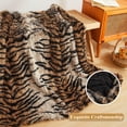 thumbnail image 4 of Manta XeGe Luxury de piel sintética con estampado de tigre 127 x 152 cm, 4 of 7