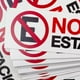 thumbnail image 2 of Señalamiento: "No estacionarse" en color blanco y rojo. Plástico estireno calibre 40, ideal para exteriores. Medidas: 35 x 8.5 cm, rectangular. Letrero, Señal horizontal prohibitiva., 2 of 4