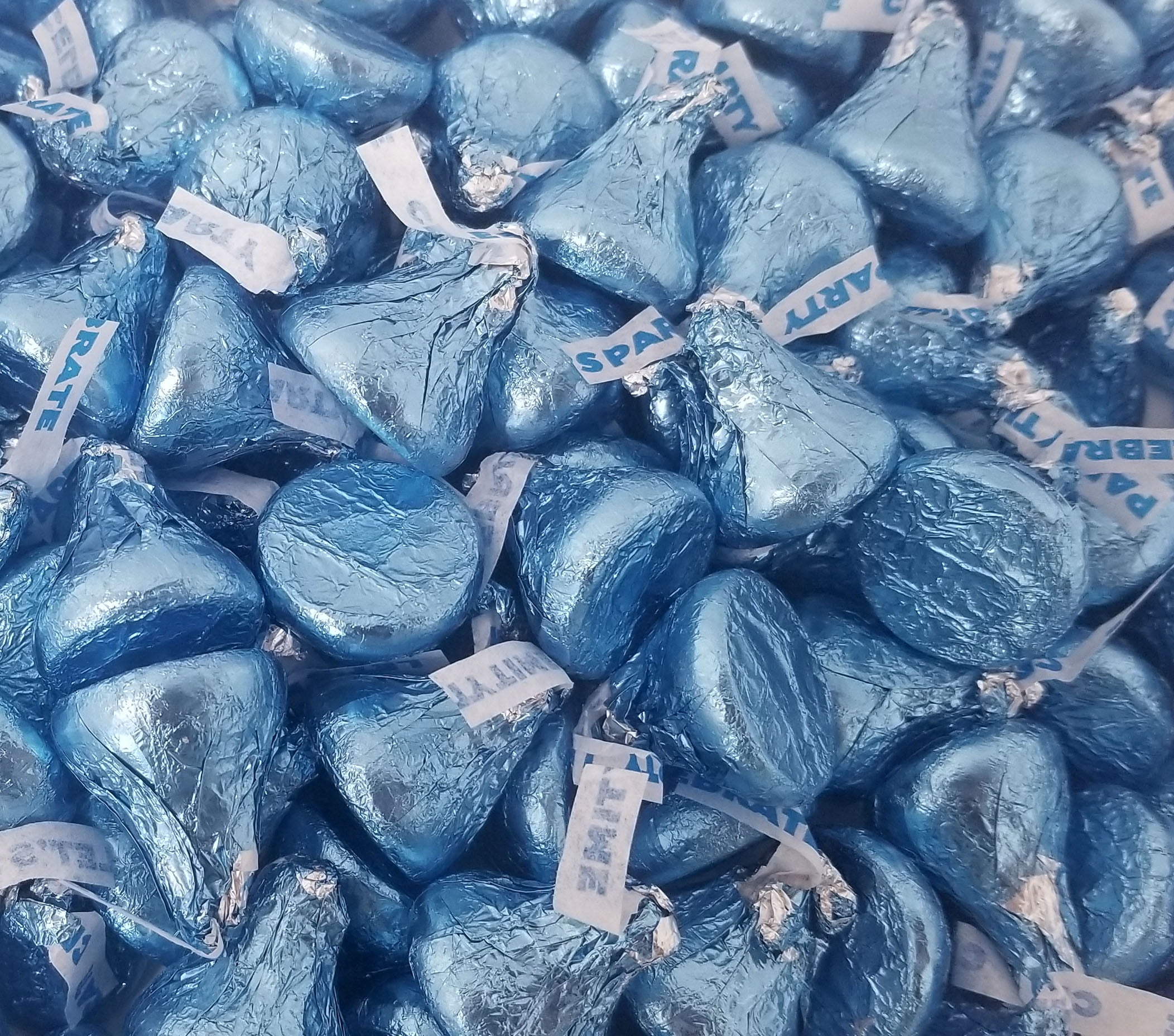 Blue kisses. Синие конфеты. Маленькие синие конфеты. Синие леденцы. Конфеты в голубой обертке.
