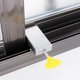 thumbnail image 4 of Cerradura de acero inoxidable para ventanas | Cerradura ajustable para puertas corredizas con dispositivo de seguridad infantil | Instalación sin taladros | Revestimiento de goma resistente a, 4 of 6