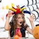 thumbnail image 1 of Sombrero de Payaso de Tela, Accesorio para Disfraz de Halloween, 13 Puntas, Multicolor, Azul, Rojo y Amarillo, Diseño Acolchado Rígido, Diadema Elástica Ajustable para Adultos y Niños, Accesorios par, 1 of 6