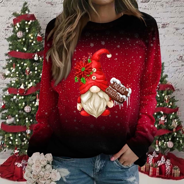 EGNMCR Chandail de Noël pour Femme à Col Rond, Mode Décontractée, Manches Longues, Chandail à Imprimé de Noël, Hauts Blouse. le Chandail Présente un design Festif Dégradé Rouge et Noir avec un gnome Joyeux Portant un Chapeau Rouge Orné d'Un poinsettia, Tenant un Panneau « Merry Noël ». Fait d'Un Tissu polyester Doux et Respirant, Il Offre une Coupe Confortable avec un Col Rond et des Manches Longues. Conçu pour un Style Décontracté, Il s'Agence Bien avec des jeans Ou des leggings. l'Arrière-plan Montre un Décor Douillet des Fêtes avec des Arbres de Noël Décorés.