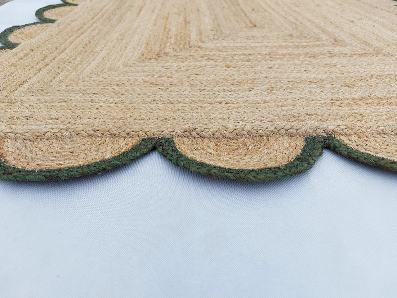 Scalloped Handwoven Natural Jute Area Rug, Green Trim, 2'x3'