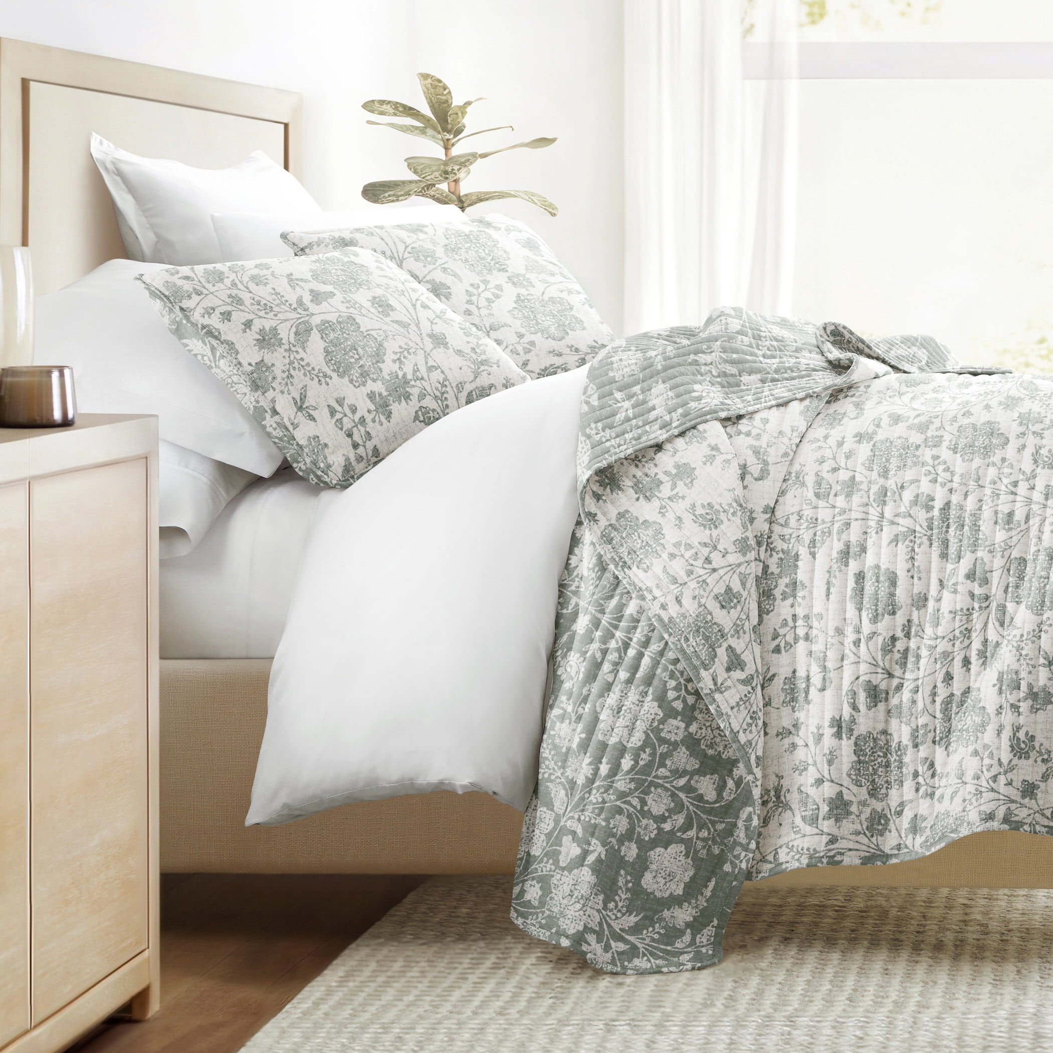 Lightweight Quilt Set Super Soft Wrinkle Resistant Quilted Coverlet Floral Patterns by Comfort Canopy