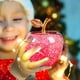 thumbnail image 5 of Adorno de Manzana de Cristal, Regalo Personalizado para Nochebuena, Ideal para Hombre o Mujer | Decoración Navideña Romántica - Vidrio Rosa, 10 X 7,5 Cm - 1 Unidad, 5 of 6