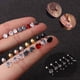 thumbnail image 1 of Pendientes sencillos de circonita de tres garras de joyería Pendientes de tornillo de acero inoxidable, 1 of 5