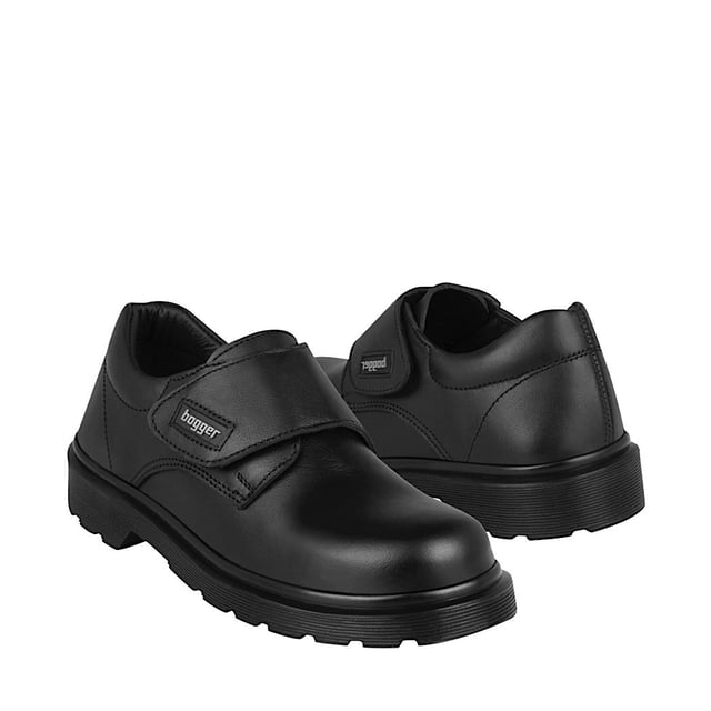 zapatos escolares niño bogger 303027 piel negro bogger 303027 Zapatos escolares negros de piel con cierre de velcro, vista 3/4 frontal y trasera; punta redonda, suela de goma con dibujo antideslizante y logo Bogger en la tira; también adecuados como calzado diario para la escuela.