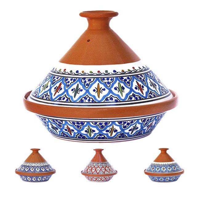 maceta mediana de barro tagine pot kamsah, cerámica antiadherente, 3,1 l — tagine marroquí de arcilla en vista frontal centrada con tapa cónica; base amplia y borde en terracota, franja decorativa esmaltada azul con motivos geométricos multicolor sobre fondo blanco y pico superior en terracota natural. Especificación: cerámica antiadherente. Ideal para cocciones lentas y servir guisos en mesa; también suele usarse para presentar platillos en reuniones.