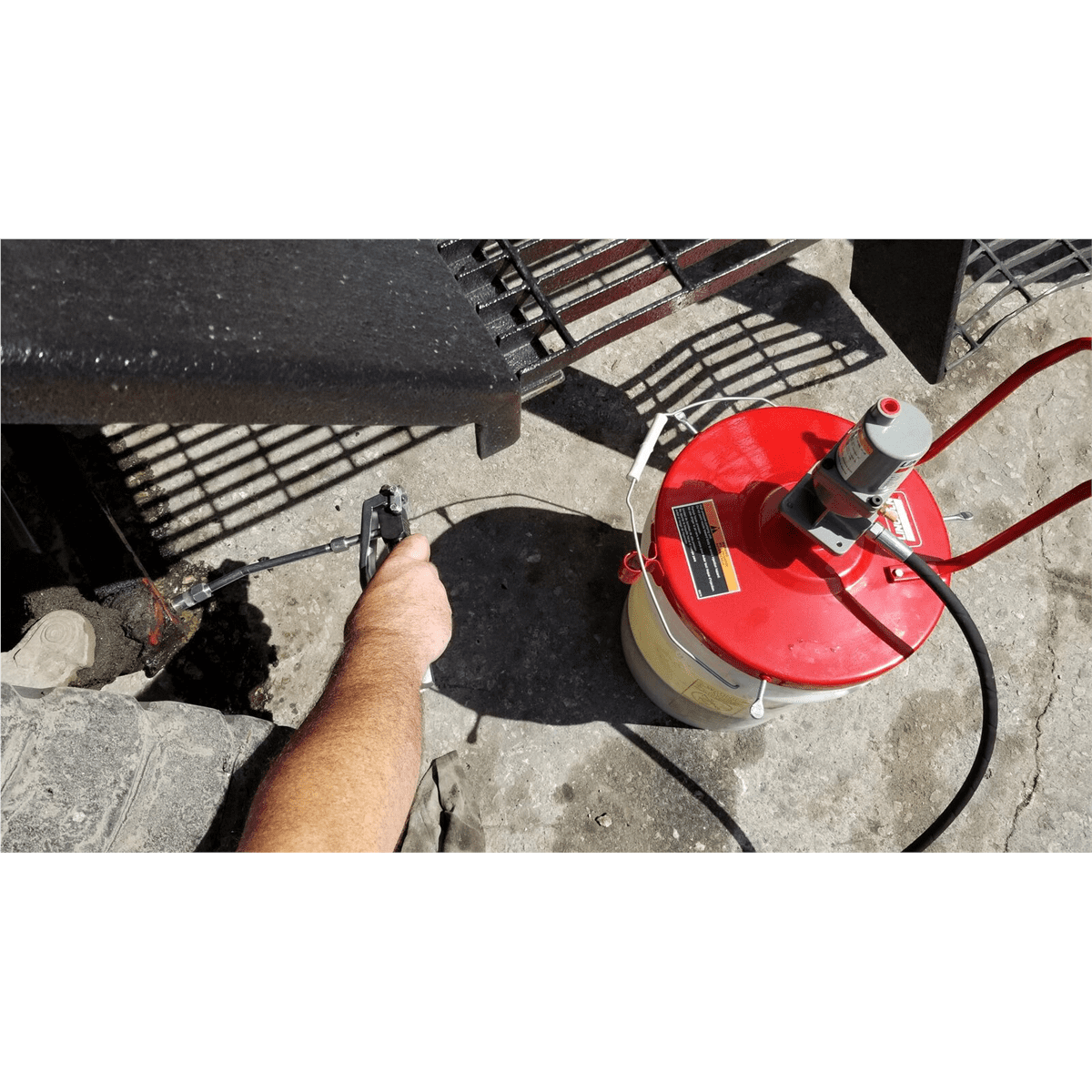 Lincoln 4489 Pneumatic 40:1 Ratio 25-50lb Bucket Grease Pump with 7' Hose