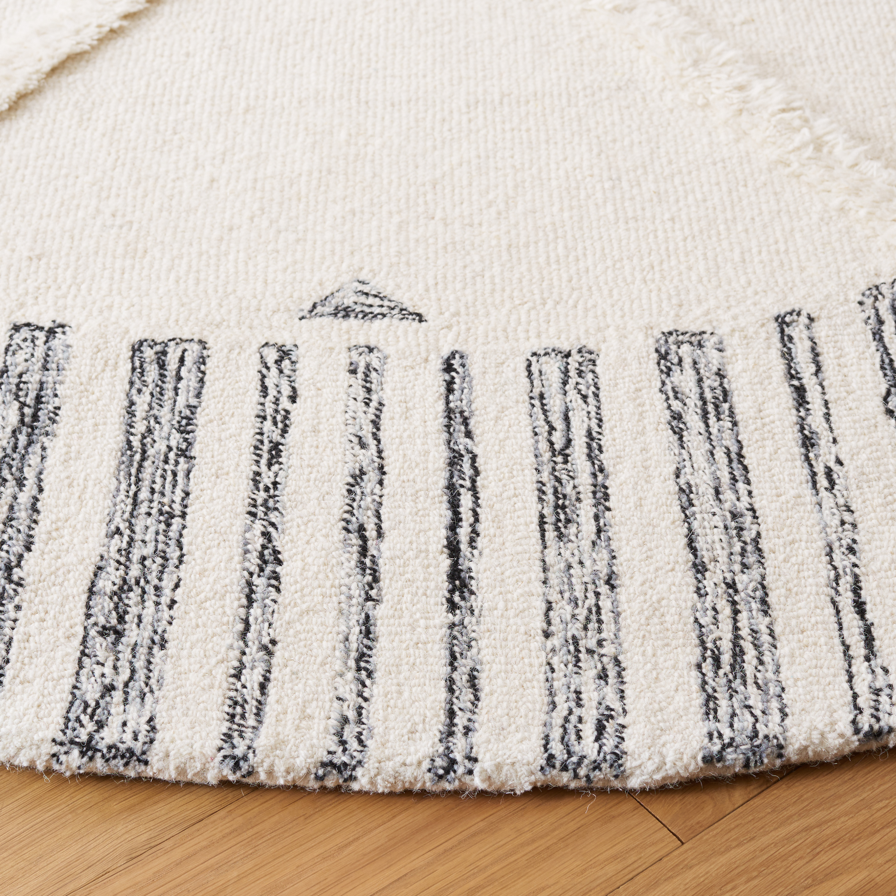 SAFAVIEH Casablanca Gisselle Medallion Area Rug, Ivory/Black, 6' x 6' Round