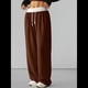 thumbnail image 5 of Pantalones Deportivos Anchos con Cintura de Contraste de Color y Hebilla de Cordón para Mujer. Color Café L, 5 of 8