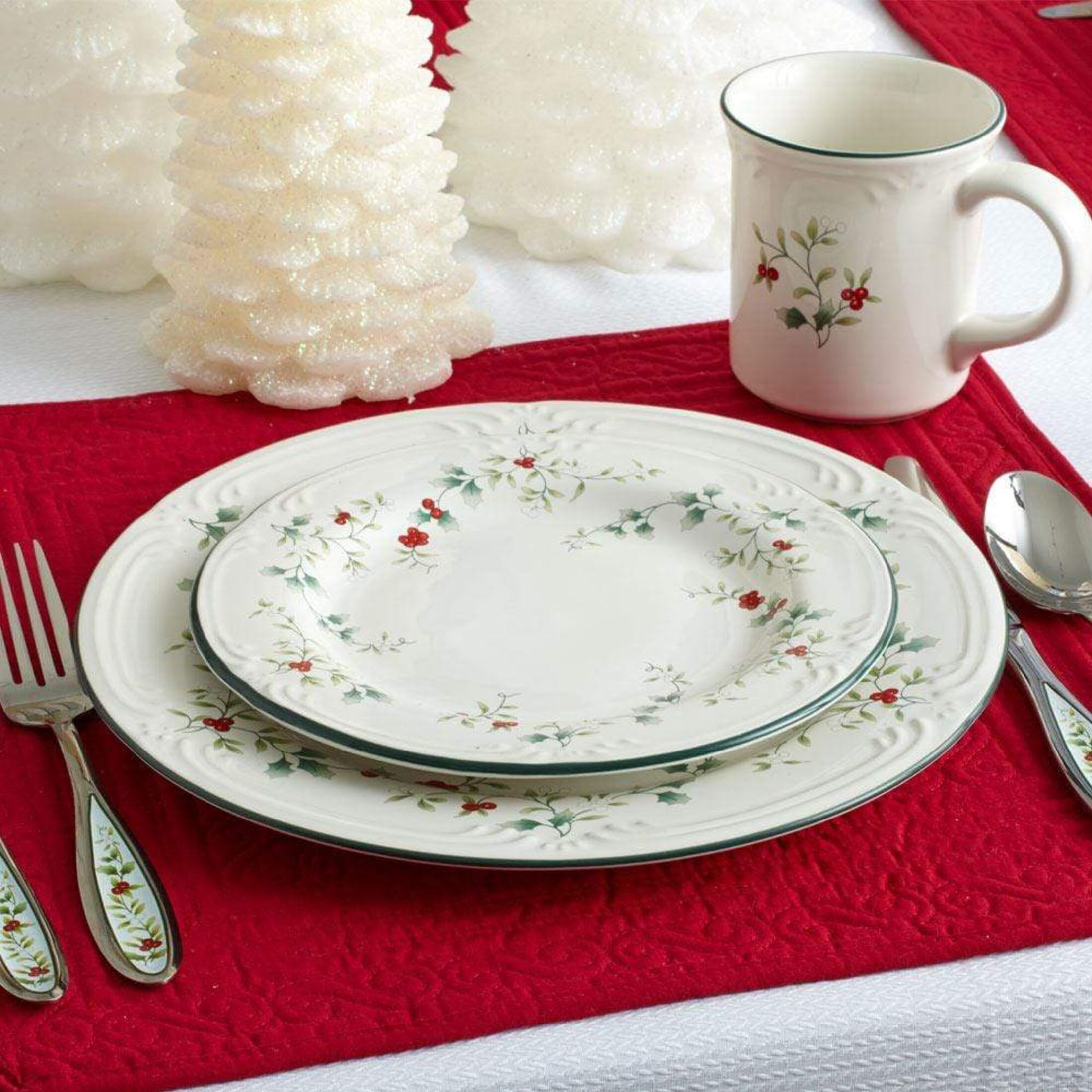 Pfaltzgraff Winterberry 10.5 in Stoneware Tableware Dinner Plates (Set of 4)
