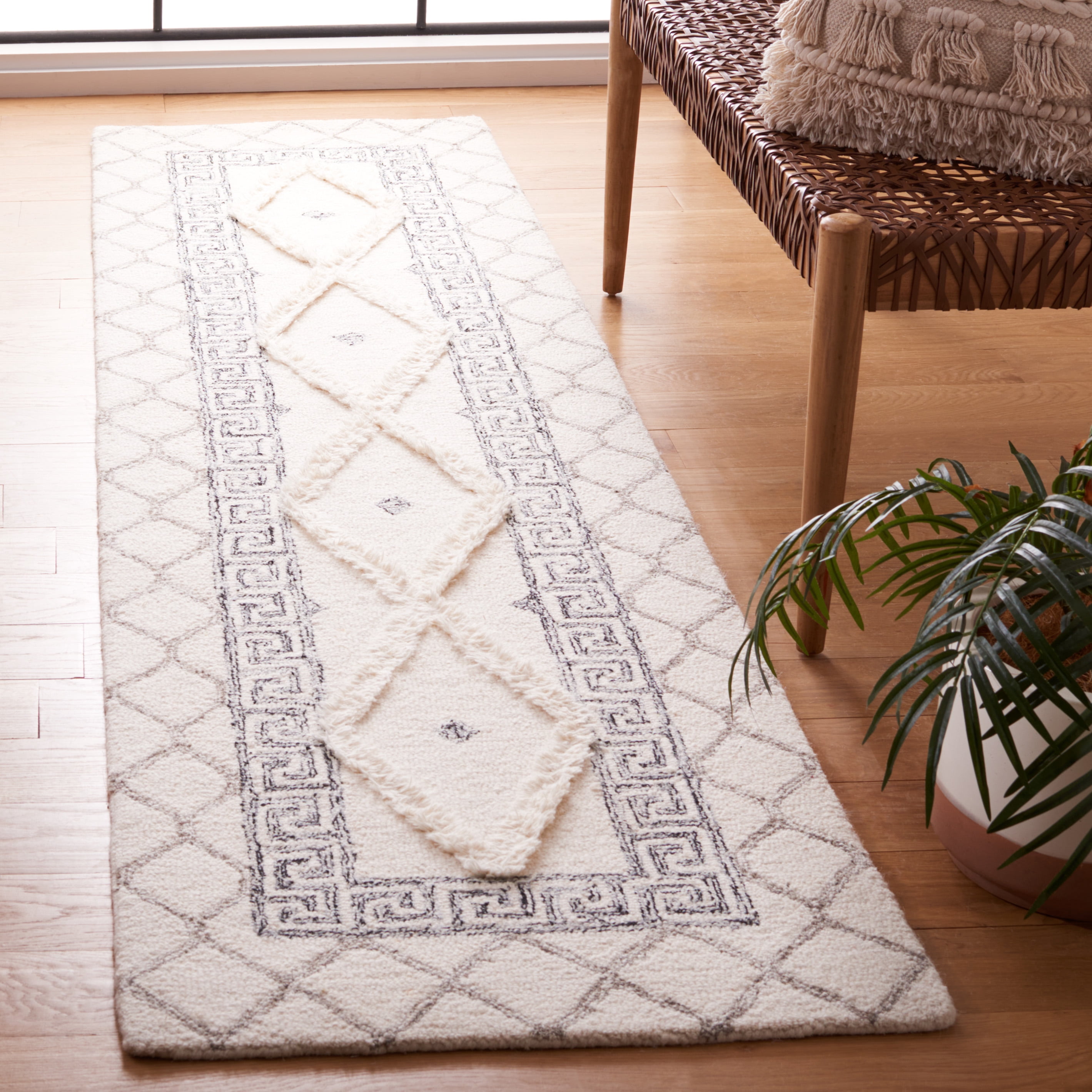 SAFAVIEH Casablanca Claudia Medallion Runner Rug, Ivory/Black, 2'3" x 9'