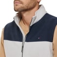 thumbnail image 2 of Chaleco Tommy Hilfiger de forro polar para hombre, color azul marino/hielo, para talla pequeña, 2 of 3
