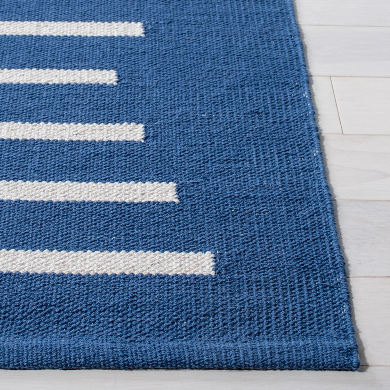 SAFAVIEH Montauk Amadine Striped Cotton Area Rug, Navy/Ivory, 4' x 6'