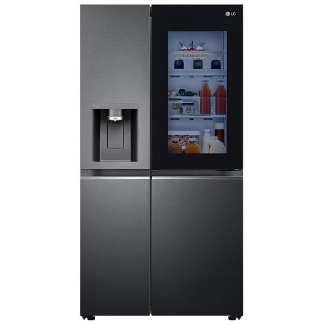 refrigerador 22 pies lg negro con despachador de agua frente centrado de refrigerador LG negro con dispensador de agua en la puerta izquierda y panel Door in Door con ventana en la puerta derecha que revela estantes iluminados con botellas y alimentos, acabado metálico texturizado y luz LED interior; compatible con ThinQ y a menudo usado para conservar bebidas en reuniones.