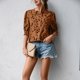 thumbnail image 2 of Blusa de mujer con cuello redondo, mangas abullonadas, detalle estampado y puños fruncidos, top informal para citas, talla M Caramel Chic, 2 of 8