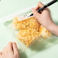 thumbnail image 4 of Bolsas de almacenamiento de alimentos | Bolsas de PE reutilizables para congelador con cierre de cremallera y etiqueta para escribir | hermético, a prueba de fugas, transparente | Grande 10.4x10.2, 4 of 6