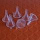 thumbnail image 5 of Paquete de 2 mini embudos transparentes para embotellar líquidos cosméticos y rellenar aceites Embudo pequeño para transferir fácilmente aceites y perfumes Colador de silicona plegable, 5 of 7