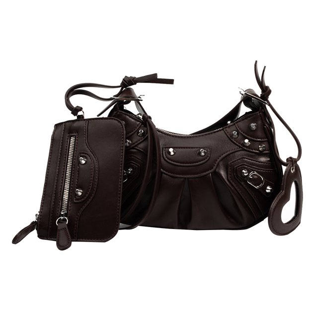 bolso bandolera remache con cartera pequeña y corazón espejo media luna café; bolso media luna de PU color café con cierre de cremallera, herrajes y remaches plateados visibles, pliegues frontales, correa de hombro ajustable y cartera pequeña a juego con cremallera frontal y espejo en forma de corazón. Vista frontal centrada sobre fondo blanco. A menudo usado como bolso diario compacto adecuado para llevar cartera y esenciales.