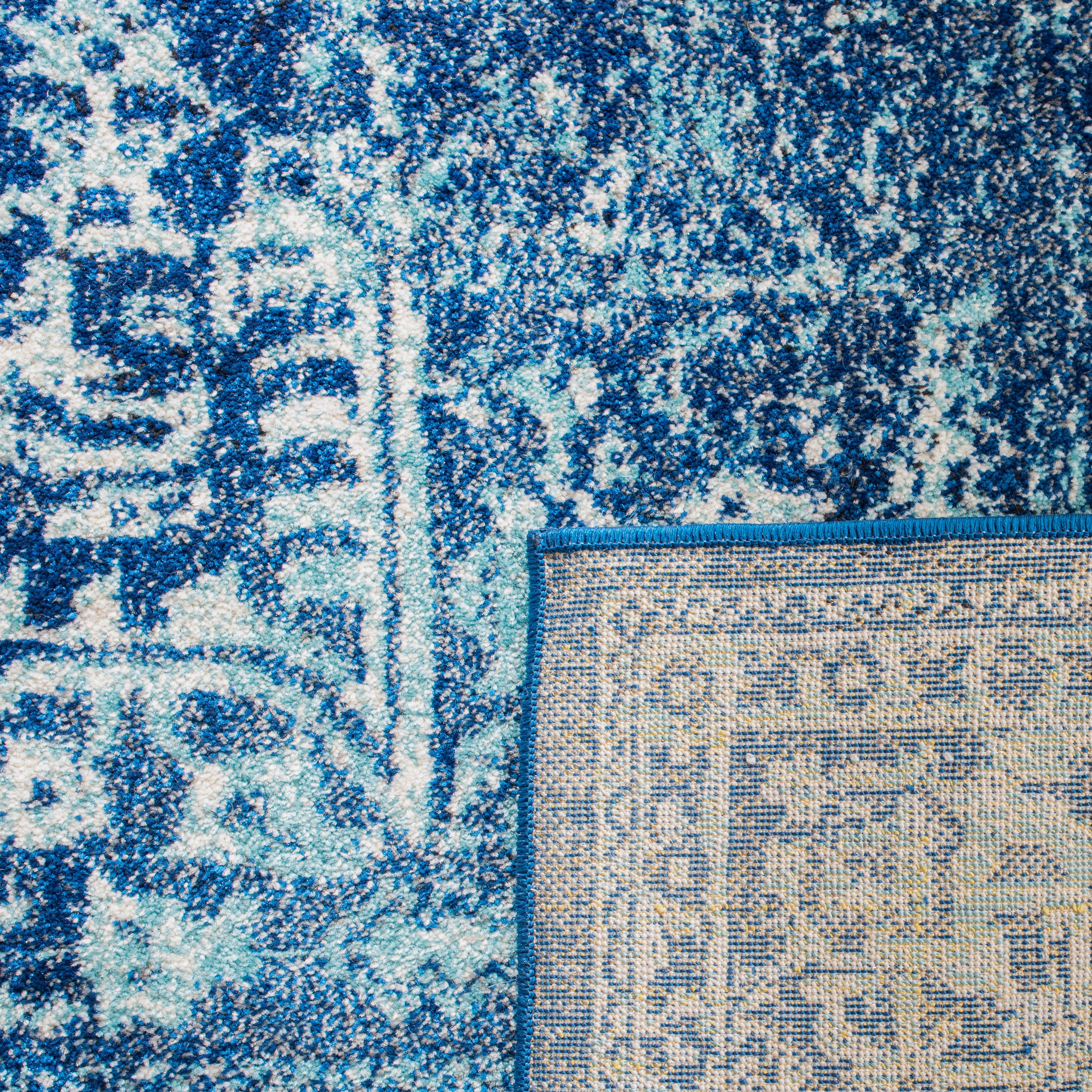 SAFAVIEH Area Rug 5'3"x7'6" - Evoke Collection - Traditional Design, Navy & Ivory, Non-Shedding & Easy Cleaning, Ideal for Living Room, Bedroom, Dining Space