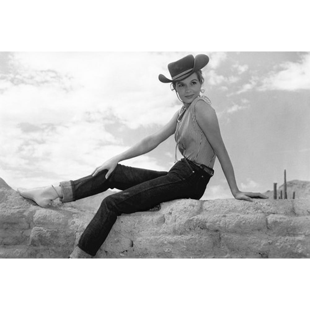 Angie Dickinson In Rio Bravo Pin Up Pose In Sleeveless Blouse Jeans