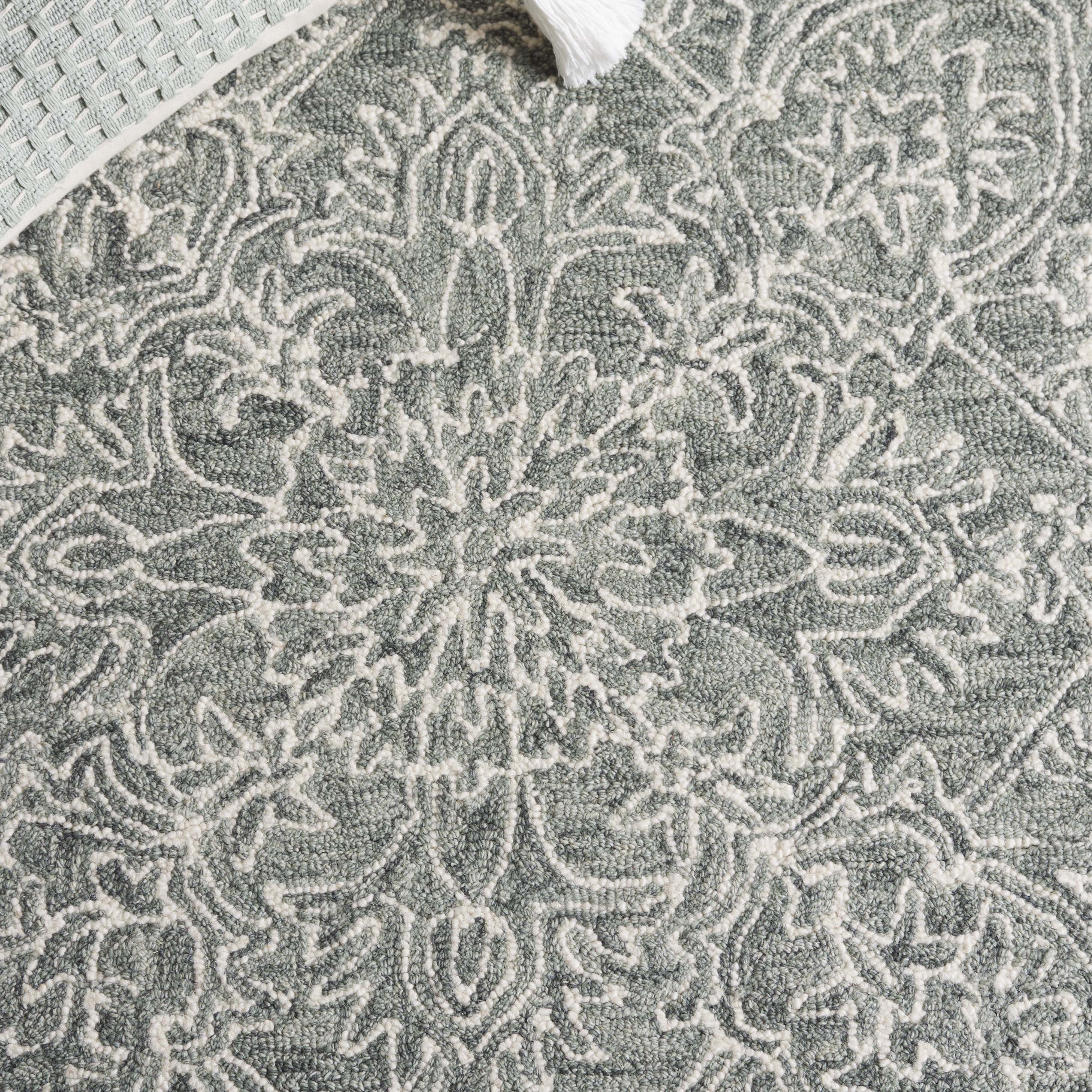 SAFAVIEH Metro Raynard Medallion Area Rug, Green/Ivory, 4' x 6'