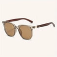 thumbnail image 4 of Lunettes Rétro Tendance à Forme Carrée - Verres Polarisés, Accents de Clous, Design Style de Rue - Parfaites pour Femmes et Hommes, Conduite Extérieure, Voyages et Tenue Décontractée, 4 of 5