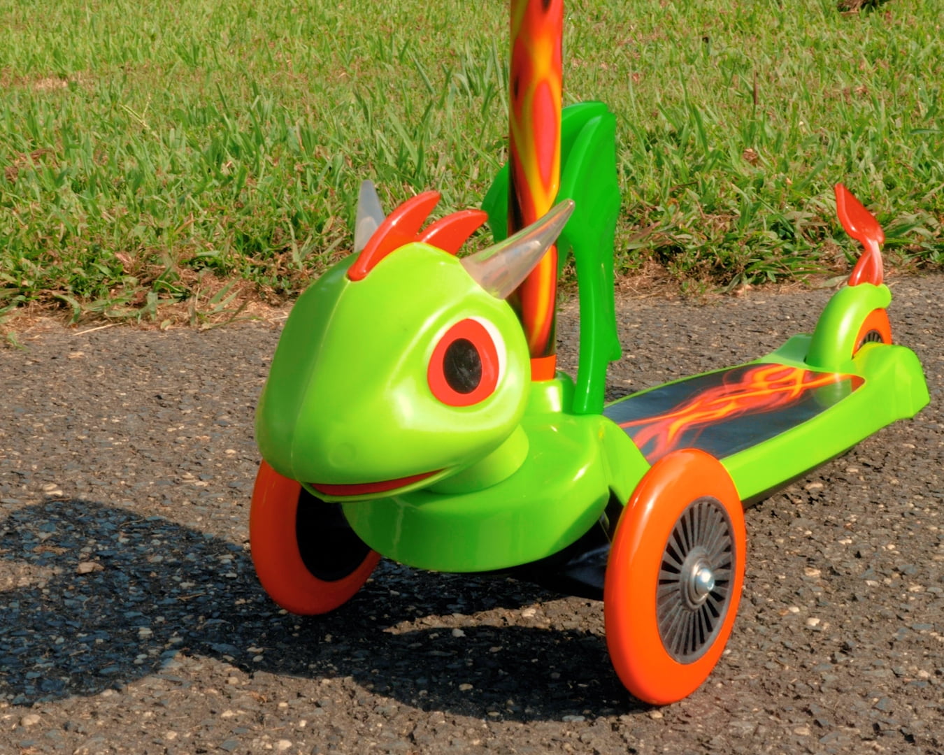 Dimensions Fire Breathing Dragon 3D Scooter with 3 Wheels Tilt and Turn- Green, For Boys and Girls Ages 3+, Max Weight 75lbs, Foot-Activated Brakes