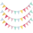 thumbnail image 1 of Anima tu evento con banderas de tela triangulares. La distancia entre pancartas es personalizable y garantiza una combinación perfecta. Son reutilizables para celebraciones infinitas., 1 of 5