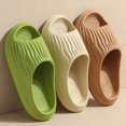 thumbnail image 2 of Zapatillas de playa antideslizantes para hombre, zapatos planos plisados de Eva, a la moda, para exteriores, interiores y el hogar, suaves y frescos, 2023, 2 of 4