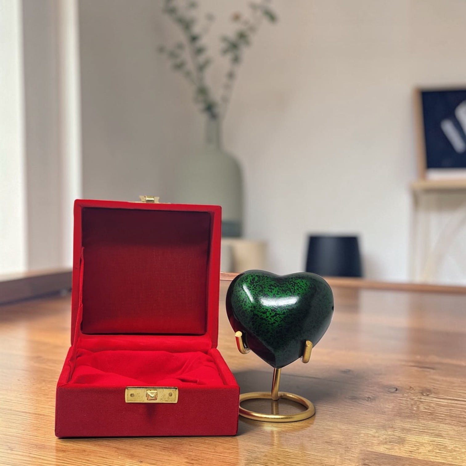 SMIURNS Custom Engraved Emerald Green Speckled Memorial Urn - Heart Keepsake Cremation Urn for Ashes - Includes Gold Display Stand and Red Velvet Gift Box - Small Decorative Urn for Human or Pet