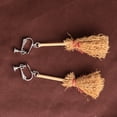 thumbnail image 4 of Un par de pendientes de escoba de bruja, divertidos clips para las orejas de Halloween, pendientes sin orejas tejidos a mano naturales para mujeres y niñas, 4 of 5