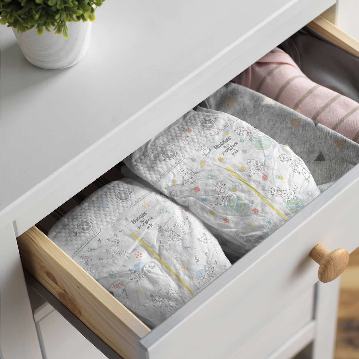 Huggies Plus Diapers Sizes 1 – 2 – One Color, 1 (8-14 lb/4-6 kg)
