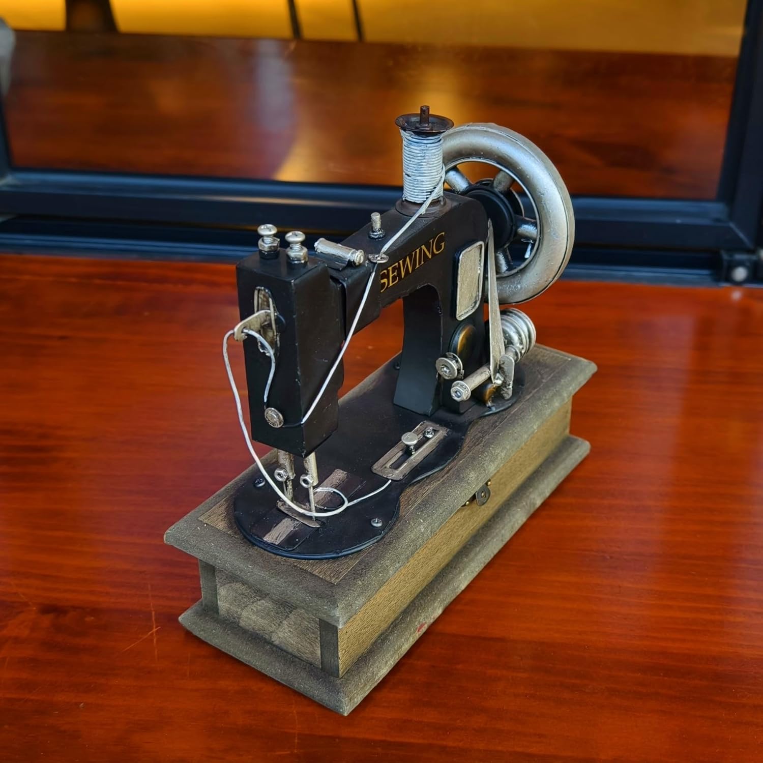 Large Vintage Iron Tin Sewing Machine Model Tin Design with Iron 70s 80s Tailor Needlework Retro Nostalgic Decor for Clothing Shop Cafe Desk Window Store Photo Props Sewing Ornaments