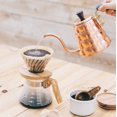 thumbnail image 3 of Gotero de café Hario V60, vidrio resistente al calor, madera de olivo, 3 of 7