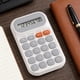 thumbnail image 5 of Calculadora de bolsillo mini tamaño palmSize de 8 dígitos - calculadora portátil de escritorio de mano, teclas básicas de función, botones de pulsación fácil, plástico resistente para negocios en casa, 5 of 6