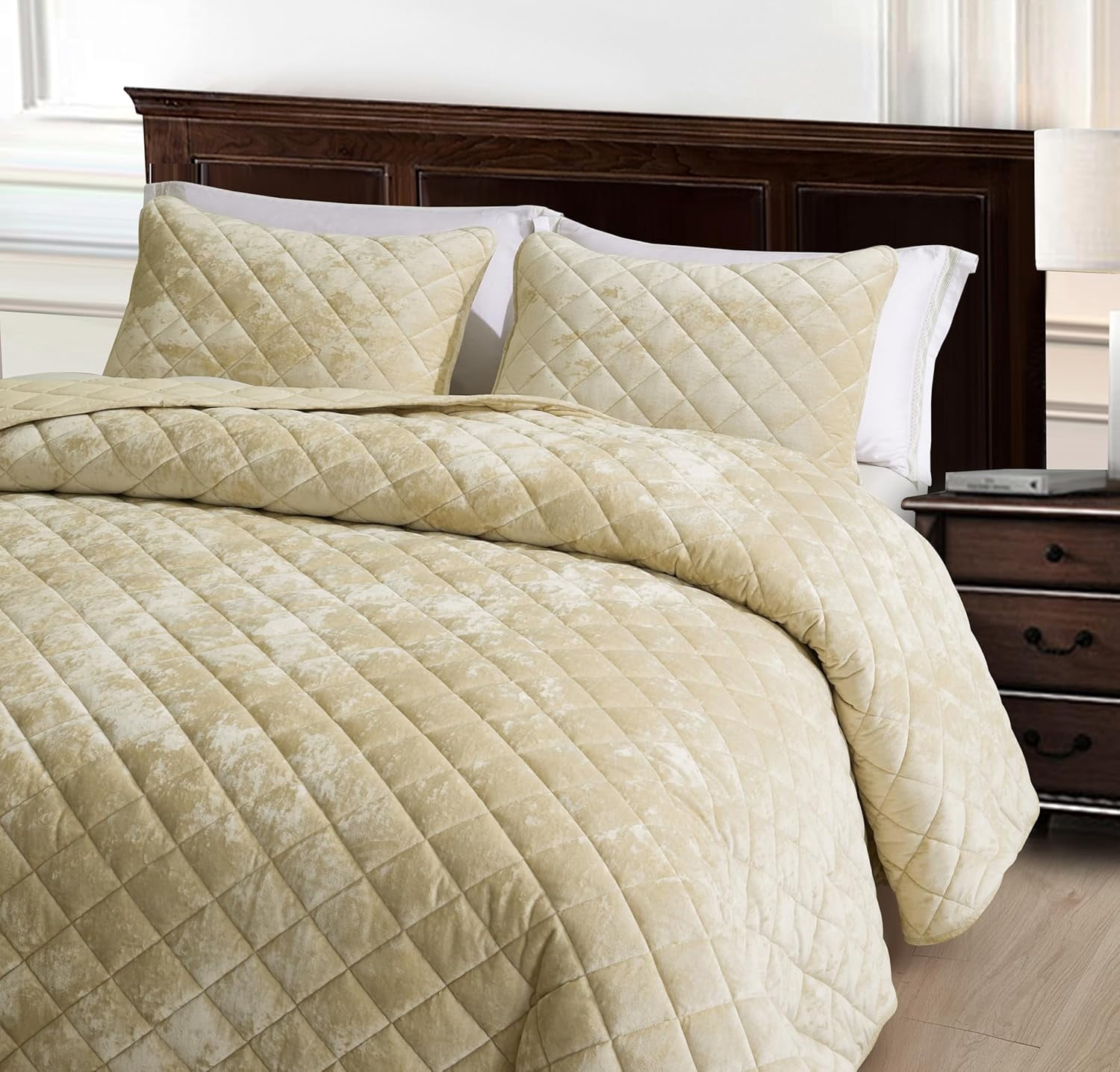 Chezmoi Collection Lux Beige Velvet Quilt Queen Set, 3-Piece Lush Plush Distressed Velvet Bedding All Season Lightweight Bedspread Brushed Microfiber Reverse with Diamond Stitch Quilting