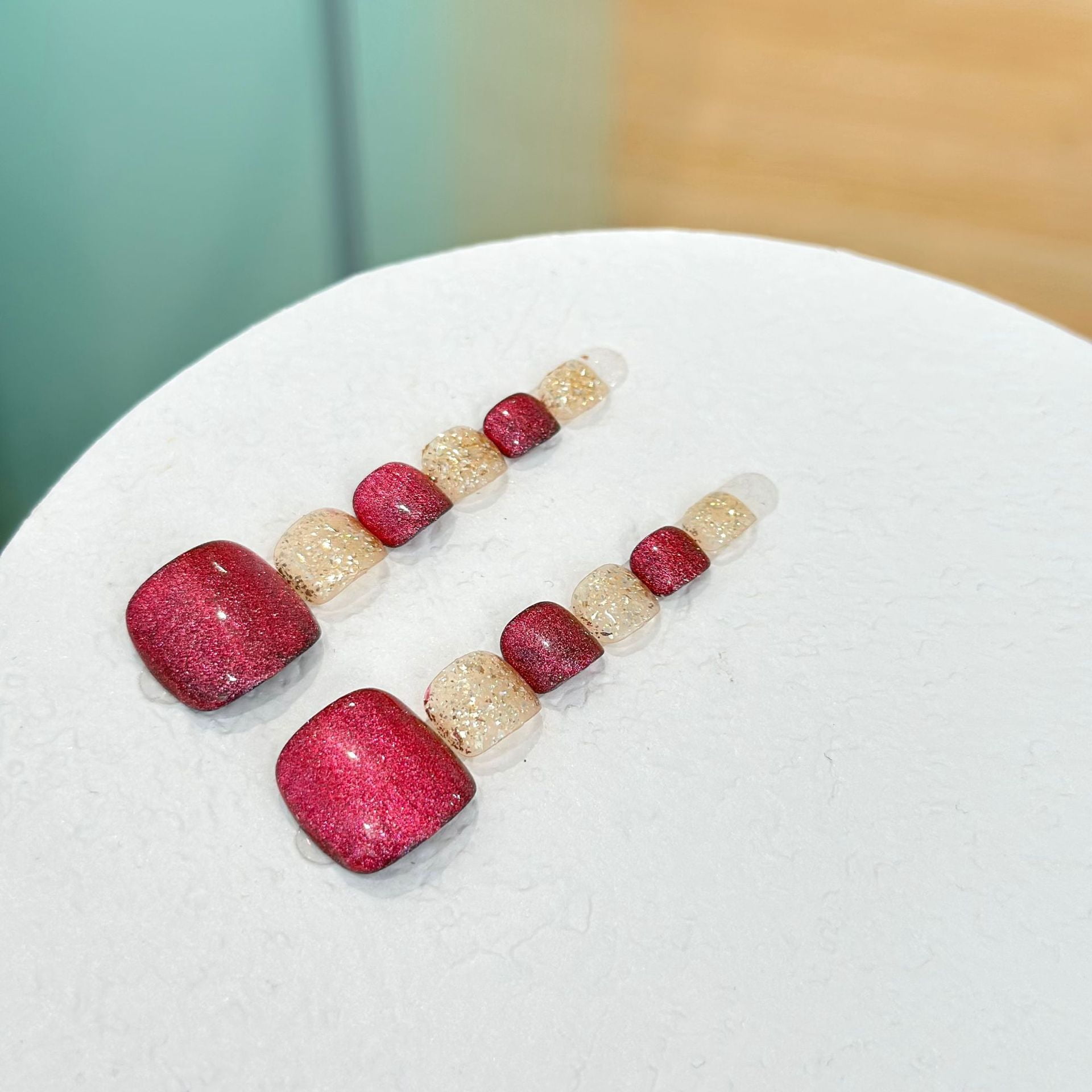 Simple foot nail, hand-worn nail piece, fuchsia cat's eye short nail patch, removable gold sequin finished product