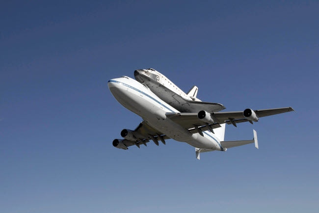 Space Shuttle Endeavour Mounted On A Modified Boeing 747 Shuttle ...