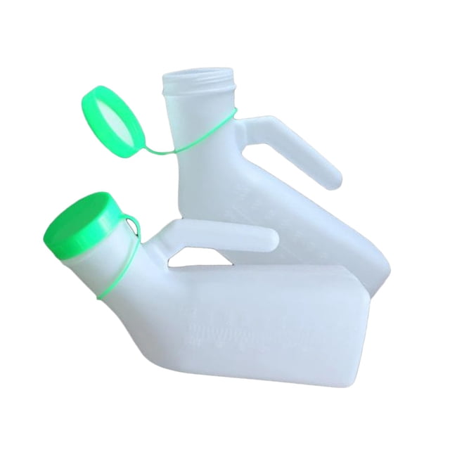orinal masculino portátil grueso orinal orinal nocturno para coche hombre cabecera verde Orinal masculino de PE 1,000 ml, vista 3/4 con dos botellas blancas y tapas verdes; boca roscada con tapa sellada, asa integrada y pico inclinado, superficie lisa con marcas de capacidad y diseño luminoso en la tapa, adecuado para viajes y uso nocturno, también suele usarse como botella de orina de emergencia en campamento.
