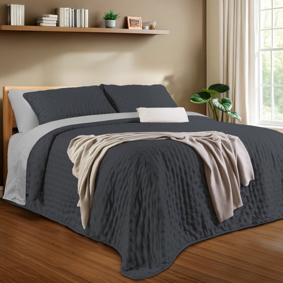 Dreamlab Edredón Individual Ligero y Juego de Sábanas con Fundas de Almohada Decorativas (5 pzas). Set de Colcha Ligera y Sábanas para Cualquier Temporada. Hipoalergénico. Trébol, Grafito / Gris Claro