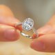 thumbnail image 4 of Anillo abierto elegante con microincrustaciones de circonita ovalada, ocho corazones y ocho flechas de imitación de moissanita para mujer con explosiones en vivo, 4 of 5