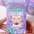 thumbnail image 3 of Figura de acción de Laura Fashion Trendsetter, editora de moda, muñecas, figura de anime Gravity Bombing, modelo de PVC, estatua, juguetes, regalos de cumpleaños, 3 of 5