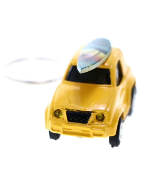 Wind-Up Car Surf Board Beach Scene Split-Ring-Keychain Yellow/Green