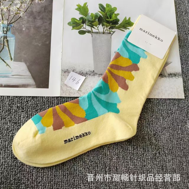 Nuevos calcetines de tubo medio alto artísticos Retro de Color finlandés para mujer, calcetines de algodón con flores coloridas, calcetines de moda de lujo de nicho
