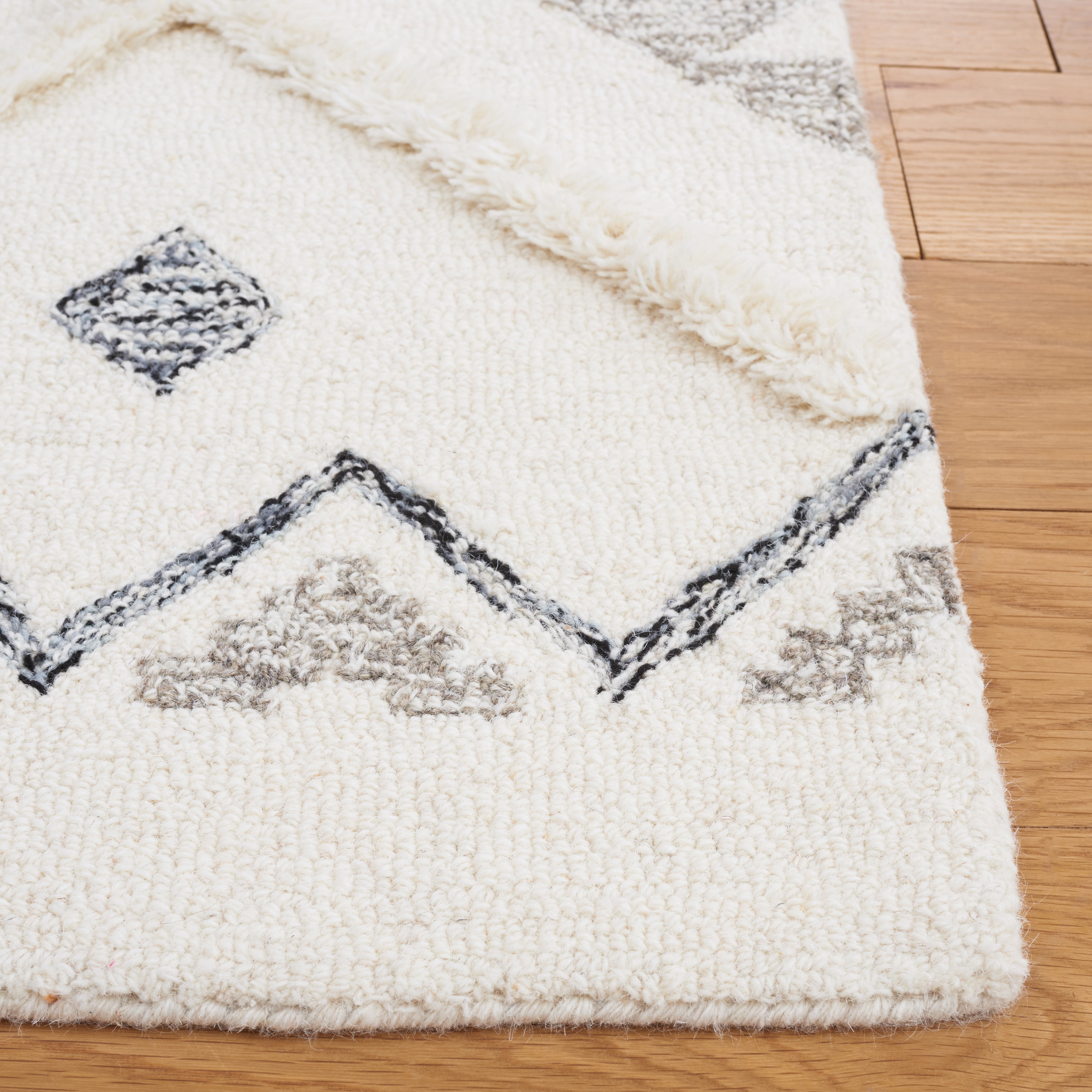SAFAVIEH Casablanca Loew Diamond Area Rug, Ivory/Black, 5' x 8'