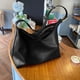 thumbnail image 3 of Elegante bolso de cuero tipo hobo con bolsillo con cremallera informal para mujer, bolso de hombro, bolso de mano para mujer Negro, 3 of 6