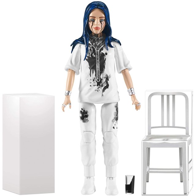 billie eilish 6" cuando la figura del partido está por encima Figura coleccionable de acción de 6" con 14 puntos de articulación; vista frontal con cabello azul, camiseta blanca con estampado negro, pantalones blancos con manchas negras y muñequeras plateadas; incluye pedestal rectangular blanco, silla metálica plateada y vaso negro; empaque caja coleccionable transformable según especificaciones.