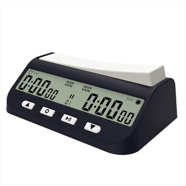 reloj de ajedrez con función de retardo de bonificación básica y tiempo positivo. temporizador de ajedrez digital. reloj de ajedrez digital portátil, vista 3/4 frontal de reloj azul oscuro de plástico con doble pantalla LCD que muestra dos contadores y símbolos de modo; panel frontal con botones de inicio/pausa, flechas y configuración, pulsadores superiores blancos para cambiar turno; funciona con 1 pila AA (no incluida); compacto y portátil, compatible también para Go y entrenamiento.